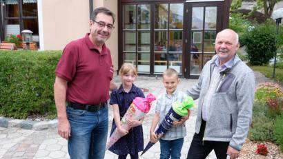 Bild: do
Mit den Abc-Schützen Mona Ianonne (Zweite von links) und Jonathan Friedrich (Zweiter von rechts) freuen sich Gerd Retzer (rechts) und Werner Meier auf die Einschulung.