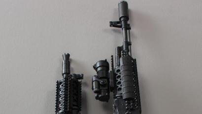 Bild: exb/VPI Amberg
Bei einer Kontrolle im Bereich der Rastanlage Oberpfälzer (Illschwang/A6) stellte die Verkehrspolizei diese beiden täuschend echt aussehenden Maschinenpistolen sicher. Vermutlich handelt es sich hier um um Gotcha-Waffen.