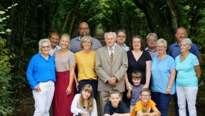 Bild: hai
„Er ist der totale Familienmensch, dem die Familie über alles geht“, so Sohn Thomas. Im Kreise der Familie fühlt sich Hans Stock (Mitte) sichtlich wohl.
