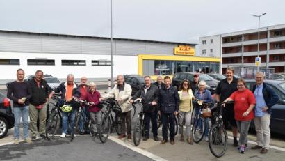 Bild: hcz
Grün und eine Überquerungshilfe wünschen sich die Teilnehmer der SPD- Radtour am Parkplatz der "Neuen Mitte Hammerweg". Links Ortsvorsitzender Josef Lingl.