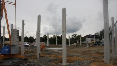 Bild: wro
Von der Brandruine ist nichts mehr zu sehen. Erste Teile des Neubaus ragen aus dem Boden.