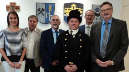 Bild: ksi
Kaminkehrer Meister Christian Dunzer stellt sich in der Gemeinde Schwarzenfeld den Bürgermeistern der Verwaltungsgemeinschaft vor