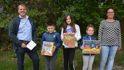 Bild: jr
Johannes Männer, (Zweiter von links), Franziska Männer (Mitte) und Julia Gleißner (Zweite von rechts) sind die drei Hauptgewinner beim Gemeinderätsel 2019. Es gratulierten die Jugendbeauftragten Martin Teubner und Tanja Wettinger.