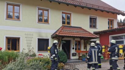 Bild: gz
Die starke Rauchentwicklung macht den Einsatz von Atemschutzmasken notwendig.