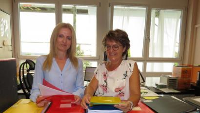 Bild: ubb
Die neue Rektorin, Sabine Graser (links), hat mit Schulsekretärin Manuela Meyer-Dorn eine Menge zu besprechen. Sie nutzt die Tage vor Schulbeginn, um sich in ihrem neuen Umfeld einzurichten.