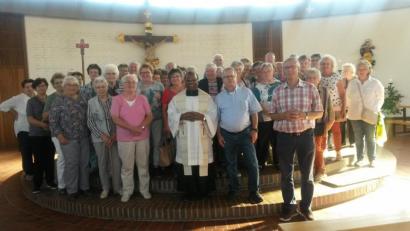 Bild: jow
Die Seniorengruppe mit Pfarrer Moses Gudapati nach der gemeinsamen Andacht in der Kirche St. Martin in Steinberg.
