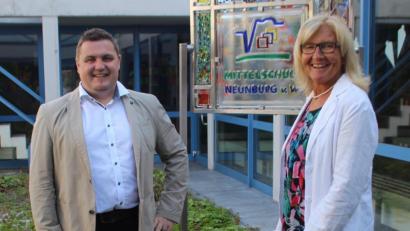 Bild: sns
Rektorin Irene Träxler stellte Markus Binder als neuen stellvertretenden Schulleiter vor. Offiziell wird die Beförderung zum Konrektor aber erst im Januar.