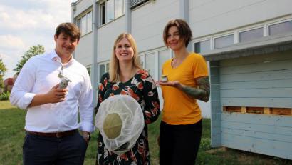 Bild: Julia Rösch/exb
Maximilian Köckritz, ehemaliger Geschäftsführer des Zweckverbands Kommunale Verkehrssicherheit, Sandra Schmidt, kommissarische Geschäftsführerin, und Steffi Zehetbauer vom Start-up „Bienery – Oberpfälzer Bienenpflege“ bei der Vorstellung des Projekts.