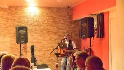 Bild: bey
Die Zuhörer genießen den Auftritt von Carlo Haggard.