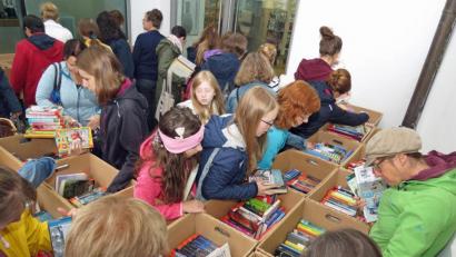 Bild: Dobmeier
Regen Zuspruch fand der große Bücherflohmarkt in der Regionalbibliothek. Der Erlös fließt in Neuanschaffungen.
