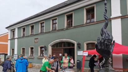 Bild: gz
Bier, direkt aus dem Brunnen gezapft. Das gibt es nicht alle Tage. In Eslarn macht das Gemeindevorarbeiter Anton Hochwart zum Zoigltag möglich.