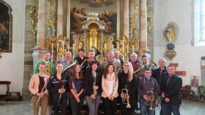 Bild: jzk
Nach dem Gottesdienst bedankte sich Pfarrer Thomas Kraus bei den Musikanten der Kemnather Stadtkapelle und ihrem Dirigenten Renè Pascal Bauer (rechts).