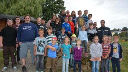 Bild: jr
20 Kinder begaben sich mit dem Burschenverein „Gemütlichkeit“ Groschlattengrün auf eine Foto-Schnitzeljagd. Geleitet wurde die Aktion vom Burschen-Vorsitzender Stefan Böx (Vierter von links) und seinem Helfer-Team.