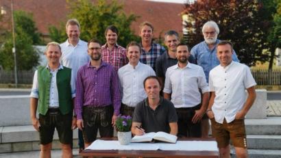 Bild: koa
Die erfolgreiche Tennis-Mannschaft von Freudenberg mit Bürgermeister Alwin Märkl (Zweiter von links).