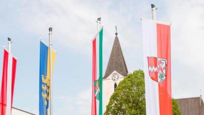 Bild: bej
Das Winklarner Wappen (rechte Fahne) ziert nun den Kirchplatz in Winklarn/NÖ. 45 Jahre Gemeindepartnerschaft bekräftigten Hans Pregler, Ehrenbürger Hans Bock, stellvertretende Bürgermeisterin Maria Baumer und die österreichischen Freunde Bürgermeisterin Sabine Dorner, Vizebürgermeister Peter Ebner und Gemeinderat Stephan Sitz (von li).
