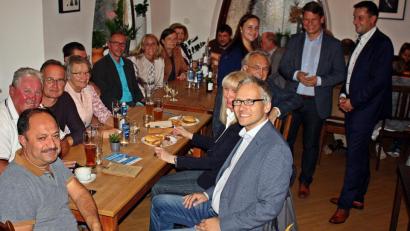 Bild: R. Kreuzer
Das Abendfest der CSU Rehbühl steigt ausnahmsweise unter dem Dach der Gaststätte. Susanne Hajo, Benjamin Zeitler, und Stephan Gollwitzer (stehend, von links) begrüßen die Gäste.