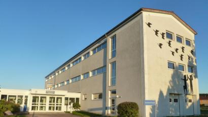 Bild: Portner
Die Grundschule in Diendorf beherbergt im Schuljahr 2019/20 rund 170 Schüler. Für den Fachunterricht wurden hinter dem Gebäude zwei Container aufgestellt.