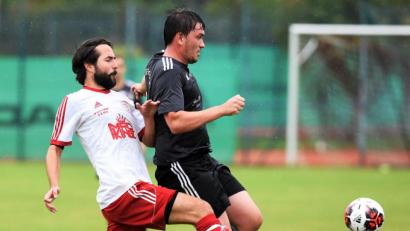 Bild: Büttner, Gerhard
Lukas Wolf (rechts) von der SG Gleiritsch/Trausnitz ist vor dem Tännesberger Johannes Stahl am Ball. Am Ende gab es aber keinen Sieger. Beide Teams trennten sich mit einem 2:2.