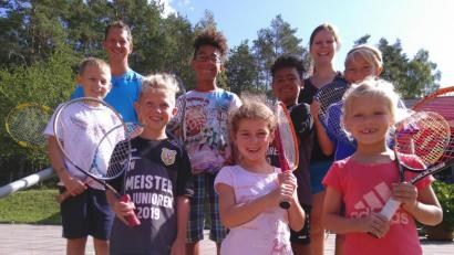 Bild: mma
Strahlende Gesichter: Das Schnuppertennis im Ferienprogramm scheint ihnen gefallen zu haben.