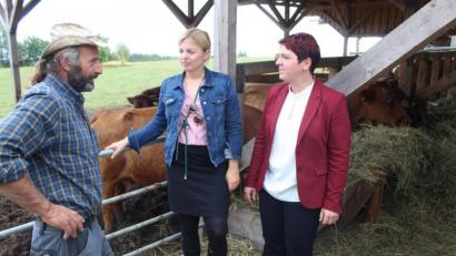 Bild: soj
MdL Katharina Schulze (Mitte) und MdL Anna Toman (rechts) nahmen sich viel Zeit für den Biobetrieb von Hermann Köstler (links).