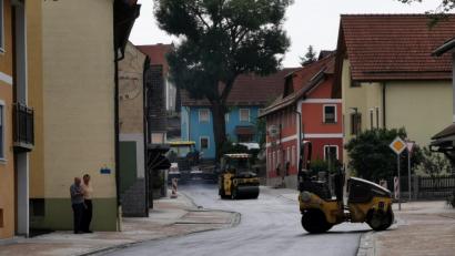 Bild: gz
Teermaschine und Walzen sind am Tillyplatz im Einsatz. Dort wird die Asphaltschicht aufgebracht.