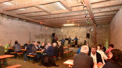 Bild: bey
Die Besucherzahlen hielten sich beim Aufakt des 34. Unterwildenauer Schlossfestes mit den "Wülnauer Musikanten" in der Scheune des Schlosses in Grenzen.