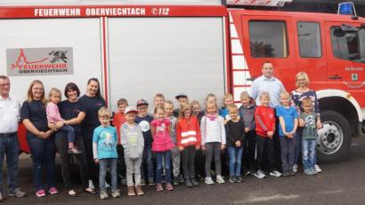 Bild: weu
20 Kinder kamen dem Aufruf nach und informierten sich über die Aufgaben der Feuerwehr. Sie wurden von Vorsitzenden Johann Roßmann (links) und Kommandant Ferdinand Roßmann (rechts) sowie den drei Leiterinnen der Kindergruppe, Sandra Grundler, Petra Hösl und Jessica Ostermeier (von links), begrüßt.