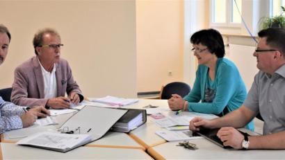Bild: rgr
Digitales Klassenzimmer ist ein großes Thema bei der öffentlichen Sitzung des Schulverbandes Pressath. Informationen dazu liefern Vorsitzender Werner Walberer (Zweiter von links) sowie Rektorin Ulrike Neiser und Konrektor Holger Popp.