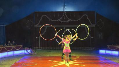 Bild: jzk
Die junge Artistin Charmain jonglierte mit leuchtenden Hula-Hoop-Reifen.