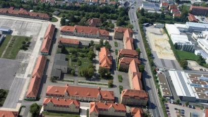 Bild: Georgi
Die Leopoldkaserne aus der Luft. Geht es nach dem Willen der Stadt Amberg, dann zieht hier demnächst der Zoll ein. Die Bundesanstalt für Immobilienaufgaben (Bima) hat das Areal aber parallel in ihr Online-Portal eingestellt.