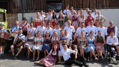 Bild: exb
Die Mimbach-Mausdorfer Kirwapaare in ihrer feschen Tracht nach dem Austanzen.