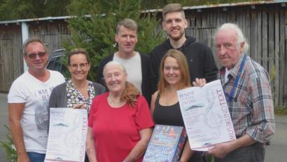 Sie freuen sich auf eine gelungene Veranstaltung (vorne von links): Josef Wolfrath, Leiter der Jugendkapelle Roggenstein, ehrenamtliche Helferin Ilona Forster, Vorsitzende Ursula Barrois, Projektschülerin Franziska Kuhn, zweiter Vorsitzender Walter Fentzke und (hinten, von links) Wolfgang Göldner, Initiator der Benefizveranstaltung, sowie ehrenamtlicher Helfer Johann Fischer.