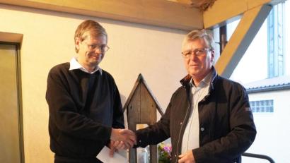 Bild: fvo
Der Ottenriether Alois Weig (rechts) überreicht am Pfarrhof in Waldthurn an Pfarrer Norbert Götz eine Spende von 2000 Euro
