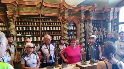 Bild: eib
Auch ein Besuch in der historischen Apotheke „Zum weißen Einhorn“ in Klatovy (Klattau) stand auf dem Reiseplan für die Teilnehmer der Kultur- und Radtour