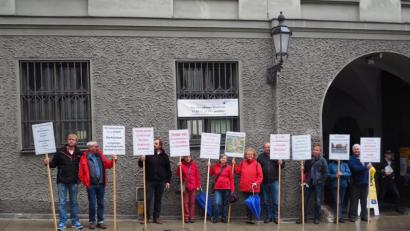 Bild: exb
Mit Schildern machen die Vertreter der Interessensgemeinschaft aus Neustadt am Kulm vor dem Landesamt für Denkmalschutz in München auf ihr Anliegen aufmerksam.