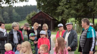 Bild: amö
Hans Bock (Zweiter von rechts) nahm Kinder und Eltern mit auf eine Reise in die Geschichte der Marktgemeinde.