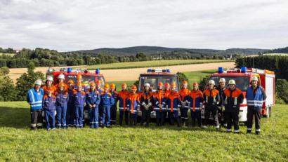Bild: exb
Die Jugendlichen der Feuerwehren Schwarzenbach und Hohenthan und deren Ausbilder nach der erfolgreichen Bekämpfung des Feldbrandes.