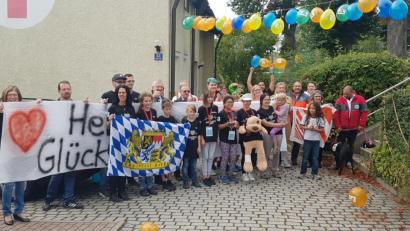 Bild: njn
Herzlich empfingen die Mitglieder von Bereitschaft, Wasserwacht und Organisierter Ersten Hilfe sowie des Kreisverbandes und Zweiter Bürgermeister Johannes Reger die Teilnehmer des Bundeswettbewerbs (vorne).