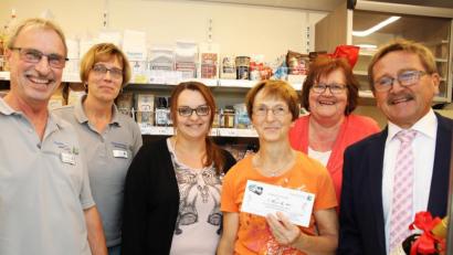 Bild: njn
Inge Höcht (dritte von rechts) freute sich über den Gewinn, den ihr Steinwald-Allianz-Vorsitzender Bürgermeister Hans Donko (rechts) überreichte. Mit auf dem Bild das Verkaufsteam mit Karl-Heinz Meier und Jutta Dötterl, Anja Zölch vom Mobilen-Dorfladen-Management und Christine Trenner, Mitarbeiterin in der Geschäftsstelle der Steinwald-Allianz.