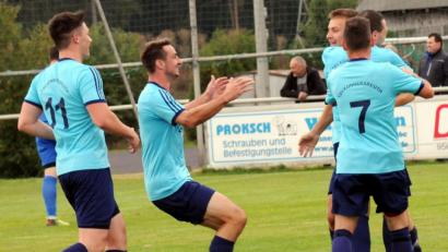 Bild: heh
Jubel beim TSV Konnersreuth: Die Mannschaft von Trainer Sascha Haberkorn übernahm durch den 4:1-Erfolg gegen den VfB Arzberg die Tabellenführung in der Kreisliga Süd.