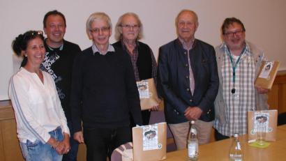 Bild: ld
Zufriedene Gesichter nach einem äußerst spannenden Filmgespräch: Hans Schuierer (Zweiter von rechts) mit KIndergartenleiterin Michaela Schmidt, dem Vorsitzenden des Elternbeirats Hilmar Zaus, den Gesprächsteilnehmern Wolfgang Nowak und Heinrich Mayer (von links). Rechts Moderator Manfred Hartung.
