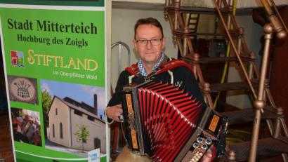 Bild: jr
Zoiglmusiker Reiner Artmann spielte im Kommunbrauhaus auf.