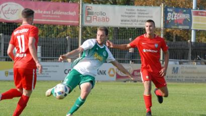Bild: gb
Der SV Mitterteich gewann am Samstag das Landesliga-Spiel beim TuS Feuchtwangen mit 4:2. Martin Bächer (Mitte, Szene aus einer Partie gegen Baiersdorf) erzielte den Treffer zum 4:1.