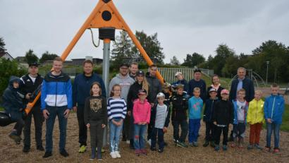 Bild: jr
14 Kinder trotzten am Samstag dem regnerischen Wetter und gingen mit der Jungen Union beim Ferienprogramm auf Schnitzeljagd. Mit dabei waren JU-Ortsvorsitzender Christoph Hampel (Dritter von links), CSU-Ortsvorsitzender Stefan Grillmeier (Vierter von links) und Bürgermeister Roland Grillmeier (hinten rechts).