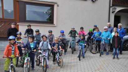 Bild: ak
Die Radlergruppe mit Josef Prechtl (hinten, Zweiter von rechts).