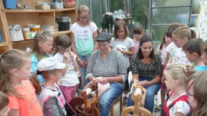 Bild: amö
Auf großes Interesse der Kinder stießen die Vorführungen am Spinnrad.