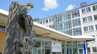 Bild: Gabi Schönberger
Über 3000 Schüler aus Stadt und Land werden an der Europa-Berufsschule in Weiden unterrichtet. Die Einrichtung soll Anfang 2020 einen weiteren Jugendsozialarbeiter erhalten, der Jugendliche bei individuellen Problemen unterstützt.