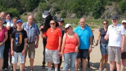 Bild: ohr
Die Reitsportgemeinschaft Heubl veranstaltet einen „inklusiven Familientag“ auf der Anlage in Brensdorf. Die Erwachsenen mit Handicaps, betreut von der „Lebenshilfe Schwandorf“, stellten sich mit „ihren“ Pferden (von links) Laffee, Yill, Rose, Maya, Bruno und Nemo und den Unterstützern zum Erinnerungsfoto.
