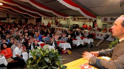 Bild: Stephan Huber
1000 Besucher waren es am Samstag, als Ross Antony im Ammerthaler Festzelt auftrat, auf rund 800 Zuhörer brachte es Hubert Aiwanger am Montagabend, als er beim politischen Abend zum Ausklang der Zehn-Jahr-Feier des Heimat- und Kulturvereins sprach.