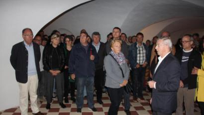 Bild: kro
Der ehemalige Mesner Hermann Vogl (Zweiter von rechts) informierte die Besucher über die Krypta in der Basilika.